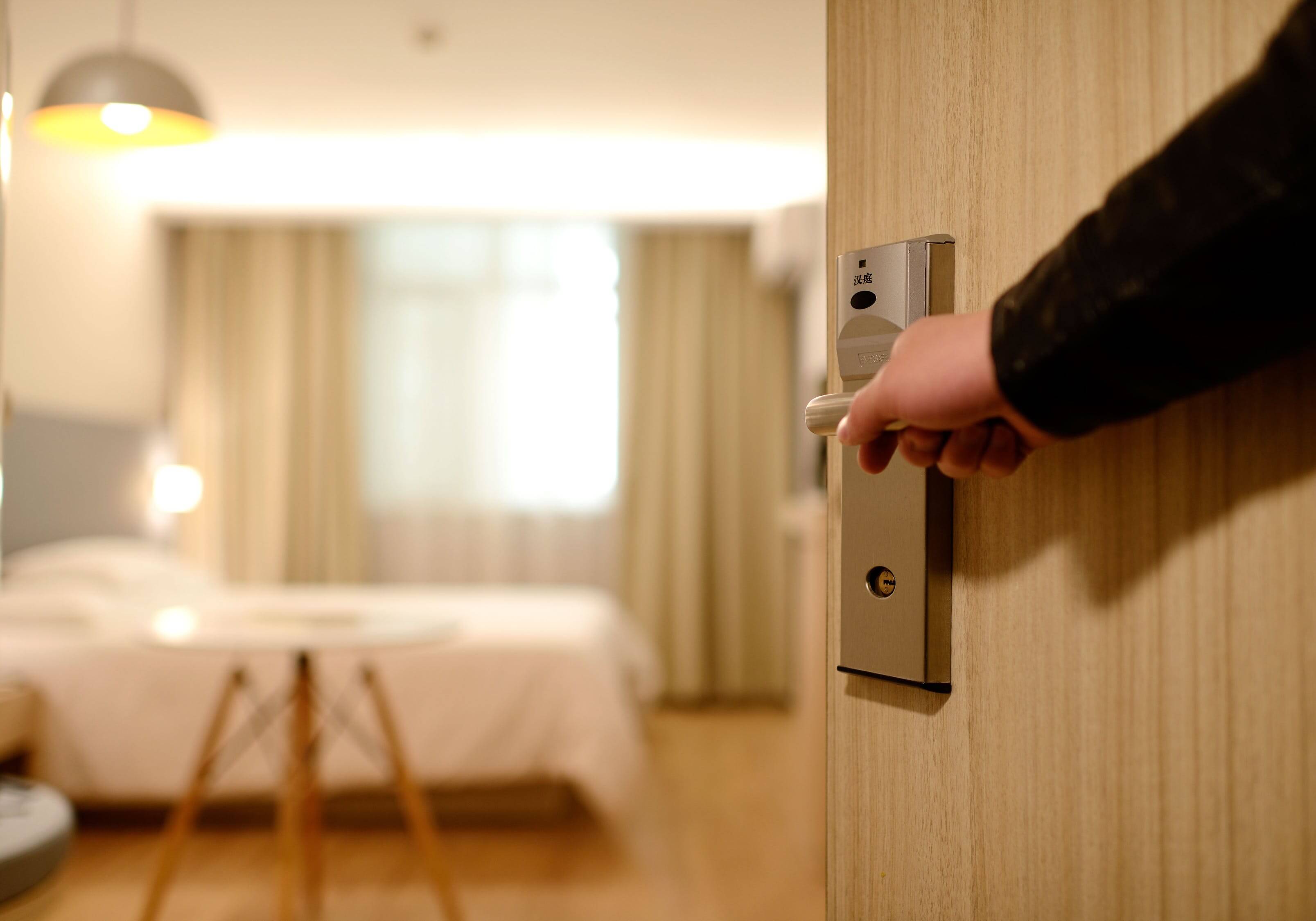 Drzwi dźwiękoszczelne – dlaczego warto je zamontować w domu?